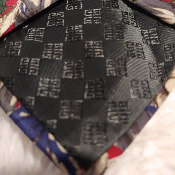 Givenchy 100% Silk Showy Rose Gentlemans Tie - Picture 6 of 9